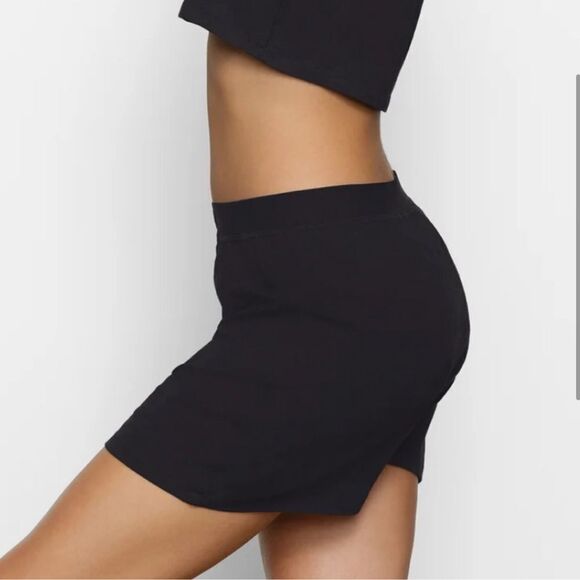 NWT SKIMS Boyfriend Loose Boxer In Onyx Black Casual Relaxed Lounge Boxer Shorts - Picture 2 of 10